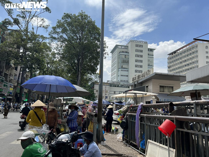 Bị bêu tên nhưng loạt bãi giữ xe 'ngoạm' vỉa hè ở TP.HCM vẫn ung dung hoạt động - 4