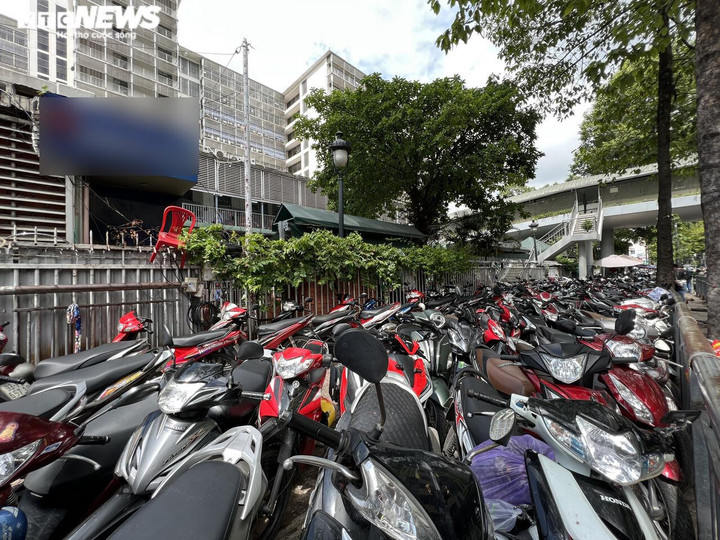 Bị bêu tên nhưng loạt bãi giữ xe 'ngoạm' vỉa hè ở TP.HCM vẫn ung dung hoạt động - 1