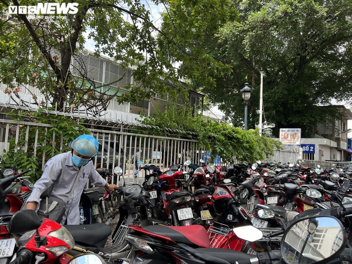 Bị bêu tên nhưng loạt bãi giữ xe 'ngoạm' vỉa hè ở TP.HCM vẫn ung dung hoạt động - 3