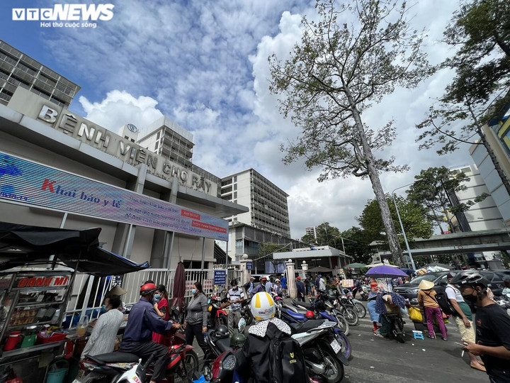 Bị bêu tên nhưng loạt bãi giữ xe 'ngoạm' vỉa hè ở TP.HCM vẫn ung dung hoạt động - 2