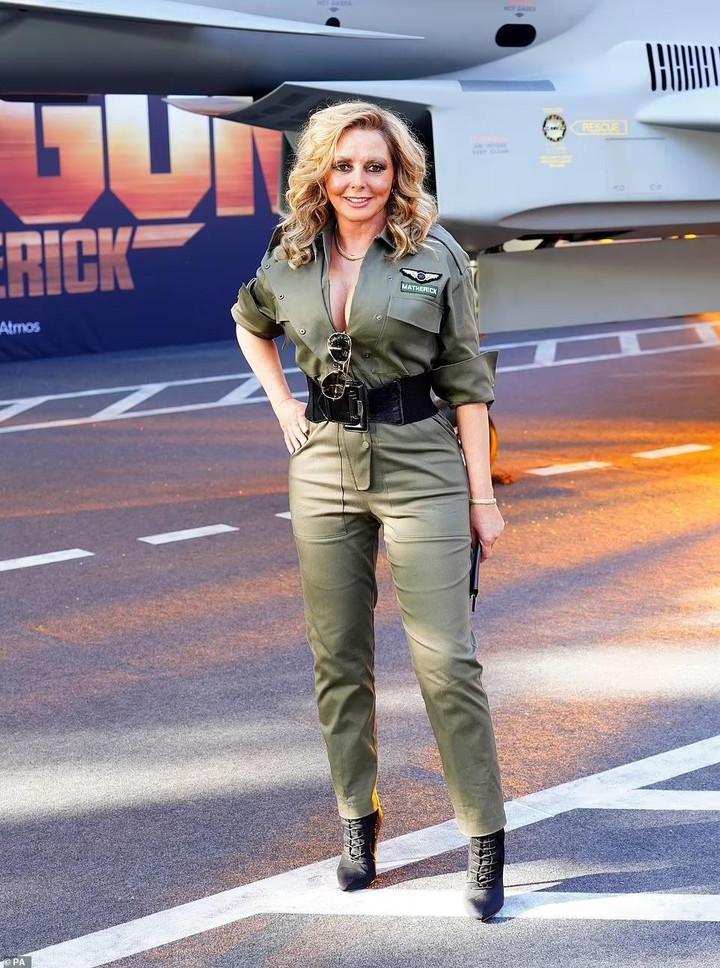 Nữ MC Carol Vorderman "bốc lửa" trong bộ đồ phi công chiến đấu cơ.