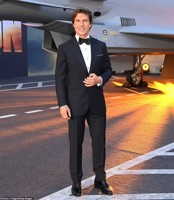 Tom Cruise bảnh bao trong bộ lễ phục đen cổ điển. Đây là buổi công chiếu "Top Gun 2" lần ba sau sự kiện chính tại California và tại Liên hoan phim Cannes 2022 hôm 18/5.