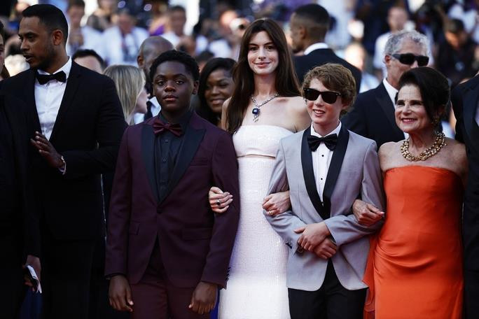 Khoe vai trần, Anne Hathaway đẹp mê hồn trên thảm đỏ - 11