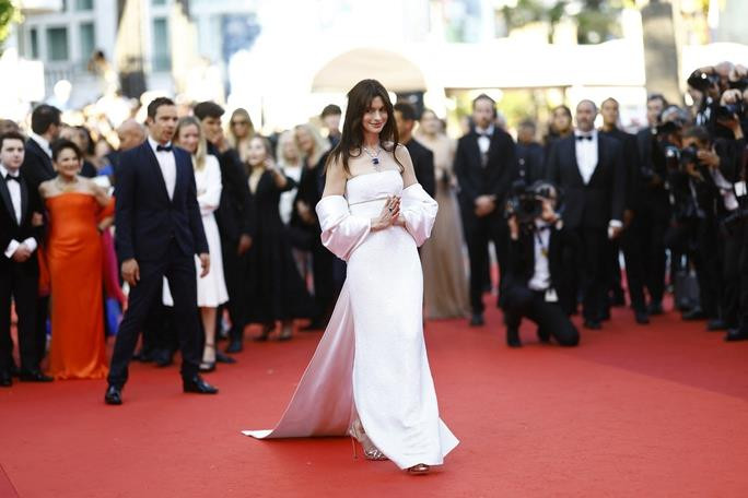 Khoe vai trần, Anne Hathaway đẹp mê hồn trên thảm đỏ - 3