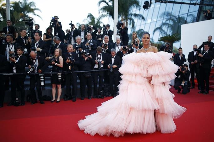 Khoe vai trần, Anne Hathaway đẹp mê hồn trên thảm đỏ - 18