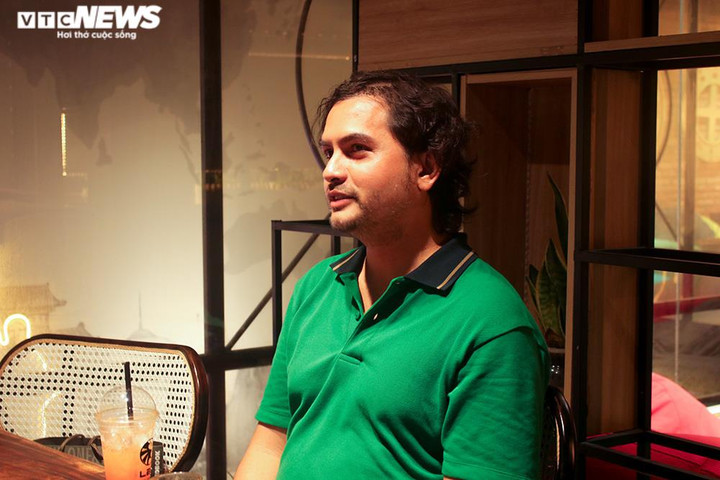 Nam diễn viên tâm sự, anh cảm thấy hạnh phúc khi gia đình vẫn khoẻ mạnh sau mùa dịch.