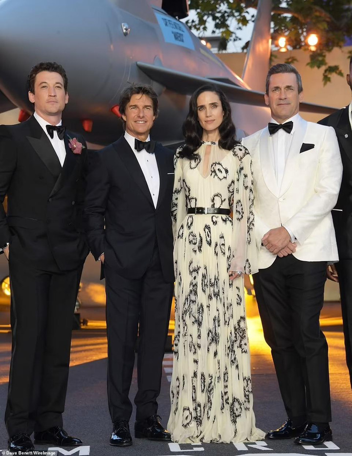 Bốn diễn viên chính trong phim: Miles Teller, Tom Cruise, Jennifer Connelly và Jon Hamm.