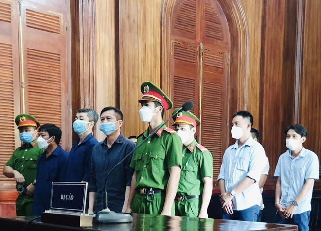 Vì sao hơn 80 CSGT, TTGT vắng mặt ở phiên toà xử đường dây bán logo xe 'vua'? - 1