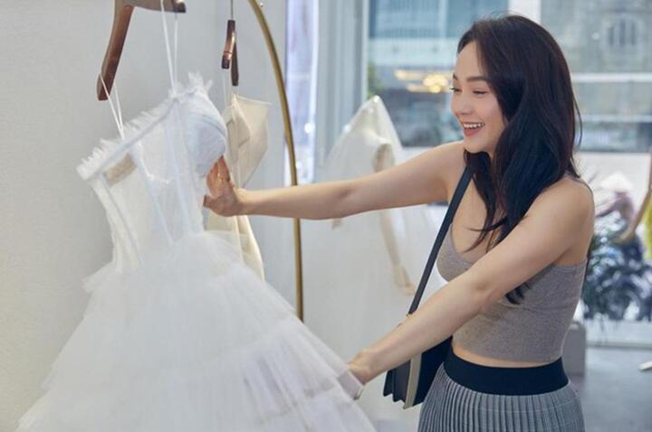 Minh Hằng cười hết cỡ khi đi thử váy cưới - 5