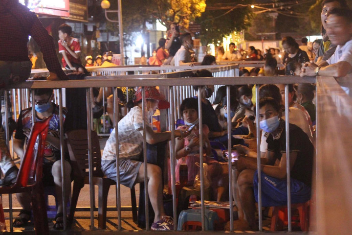 Ròng rã xếp hàng từ sáng đến đêm chờ vé xem chung kết Việt Nam vs Thái Lan - 3