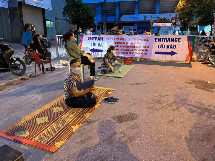 Ròng rã xếp hàng từ sáng đến đêm chờ vé xem chung kết Việt Nam vs Thái Lan - 2