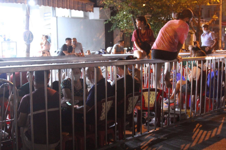 Ròng rã xếp hàng từ sáng đến đêm chờ vé xem chung kết Việt Nam vs Thái Lan - 4