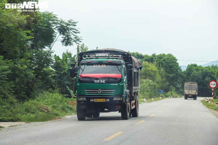 Ảnh: Xe quá khổ, cơi nới thành thùng 'lộng hành' ở đường mòn Hồ Chí Minh - 1
