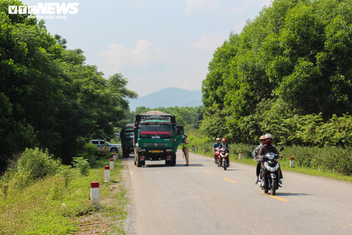 Ảnh: Xe quá khổ, cơi nới thành thùng 'lộng hành' ở đường mòn Hồ Chí Minh - 2