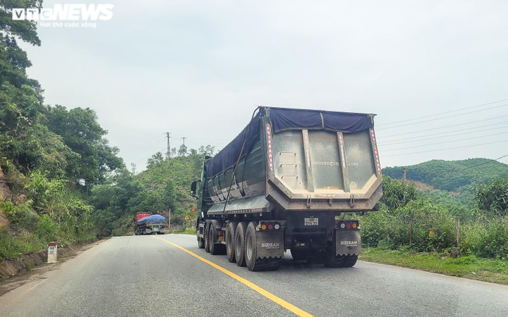 Ảnh: Xe quá khổ, cơi nới thành thùng 'lộng hành' ở đường mòn Hồ Chí Minh - 10