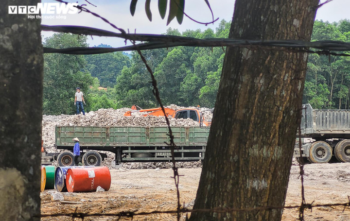 Ảnh: Xe quá khổ, cơi nới thành thùng 'lộng hành' ở đường mòn Hồ Chí Minh - 4