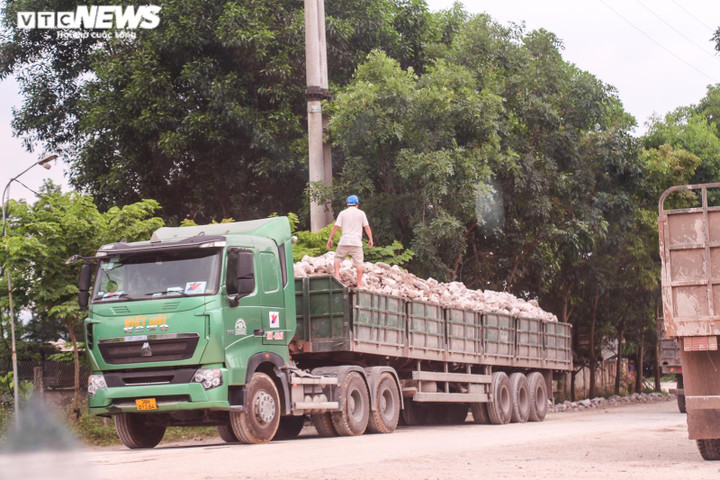 Ảnh: Xe quá khổ, cơi nới thành thùng 'lộng hành' ở đường mòn Hồ Chí Minh - 5