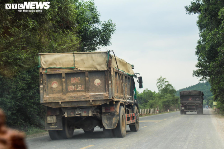 Ảnh: Xe quá khổ, cơi nới thành thùng 'lộng hành' ở đường mòn Hồ Chí Minh - 3