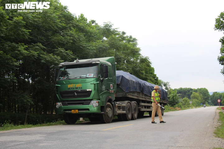 Ảnh: Xe quá khổ, cơi nới thành thùng 'lộng hành' ở đường mòn Hồ Chí Minh - 11