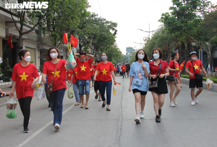 Ảnh: Thắt chặt an ninh vào sân Cẩm Phả xem chung kết bóng đá nữ SEA Games 31 - 1