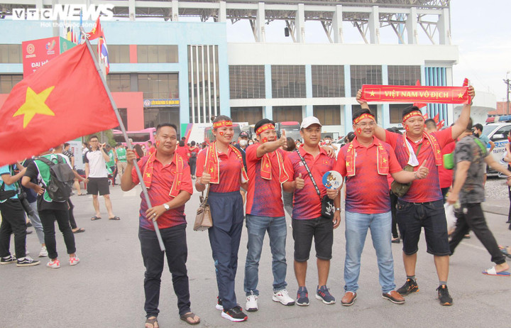 Ảnh: Thắt chặt an ninh vào sân Cẩm Phả xem chung kết bóng đá nữ SEA Games 31 - 13