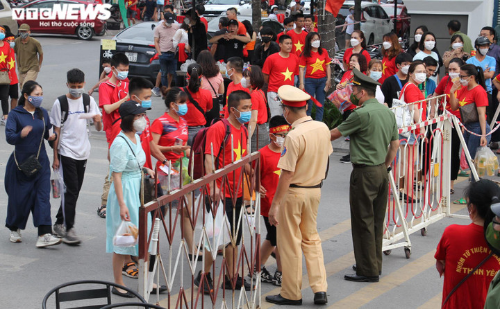Ảnh: Thắt chặt an ninh vào sân Cẩm Phả xem chung kết bóng đá nữ SEA Games 31 - 2
