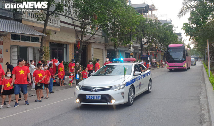 Ảnh: Thắt chặt an ninh vào sân Cẩm Phả xem chung kết bóng đá nữ SEA Games 31 - 3