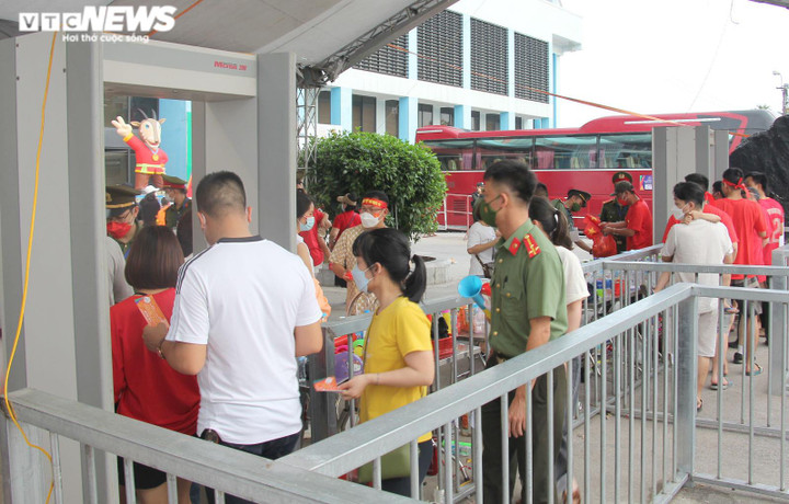 Ảnh: Thắt chặt an ninh vào sân Cẩm Phả xem chung kết bóng đá nữ SEA Games 31 - 9