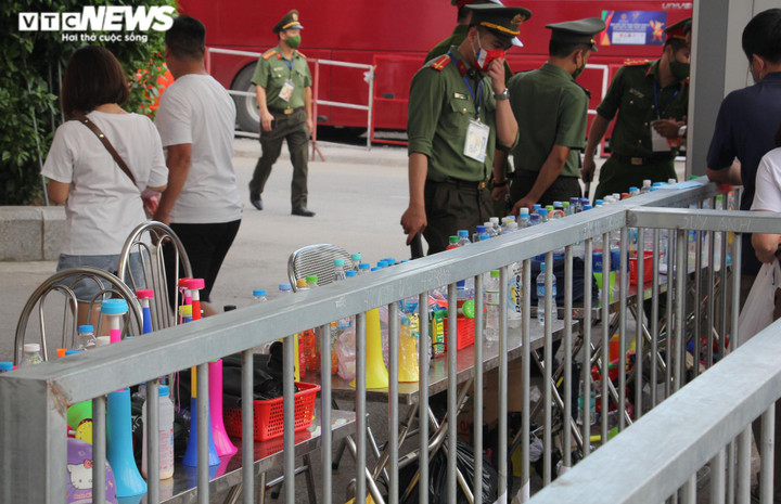 Ảnh: Thắt chặt an ninh vào sân Cẩm Phả xem chung kết bóng đá nữ SEA Games 31 - 10