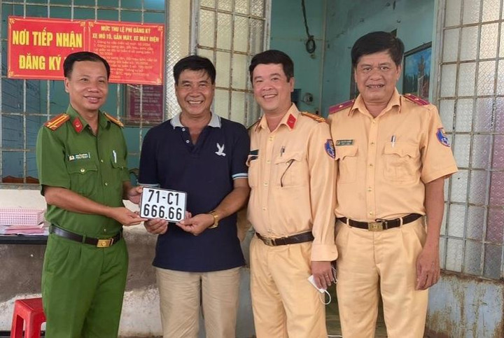 Đăng ký xe máy tại công an xã, bấm được biển 'siêu đẹp' 666.66 - 1