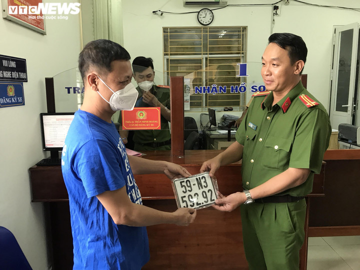 Người dân TP.HCM ngày đầu tiên được đăng ký xe máy tại công an 58 xã, thị trấn - 2