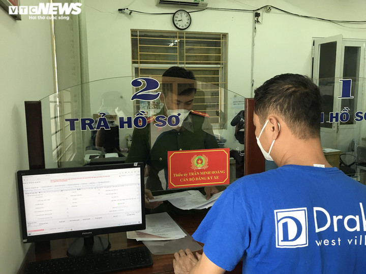 Người dân TP.HCM ngày đầu tiên được đăng ký xe máy tại công an 58 xã, thị trấn - 1