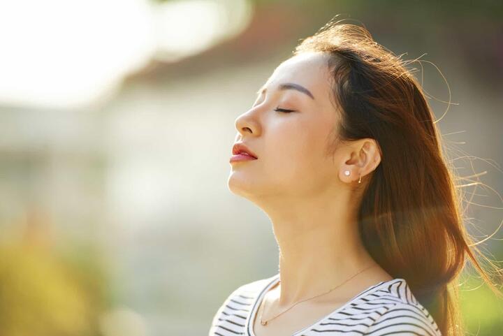 Các tư thế thư giãn, giảm khó thở hậu COVID-19 - 3