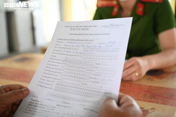 Hà Nội: Chỉ mất 30 phút để đăng ký, bấm biển xe máy ở công an xã - 2