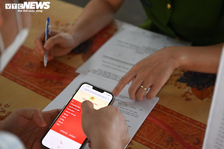 Hà Nội: Chỉ mất 30 phút để đăng ký, bấm biển xe máy ở công an xã - 3