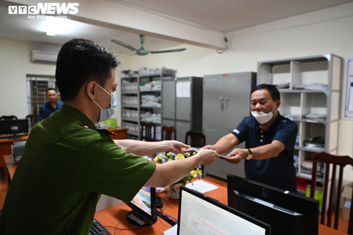 Hà Nội: Chỉ mất 30 phút để đăng ký, bấm biển xe máy ở công an xã - 7
