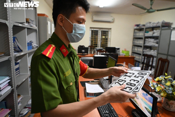Hà Nội: Chỉ mất 30 phút để đăng ký, bấm biển xe máy ở công an xã - 6