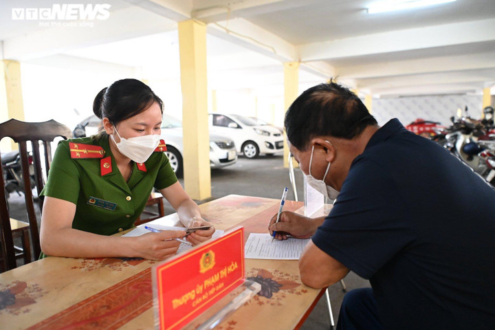 Hà Nội: Chỉ mất 30 phút để đăng ký, bấm biển xe máy ở công an xã - 1