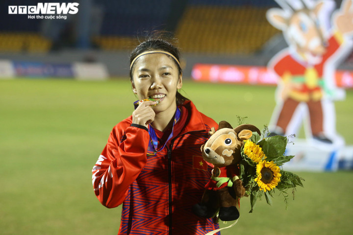 Tuyển bóng đá nữ chúc U23 Việt Nam đánh bại U23 Thái Lan - 1