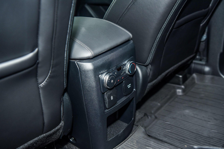 Ford Explorer Platinum nhập Mỹ giá 4 tỷ đồng tại Việt Nam - 11