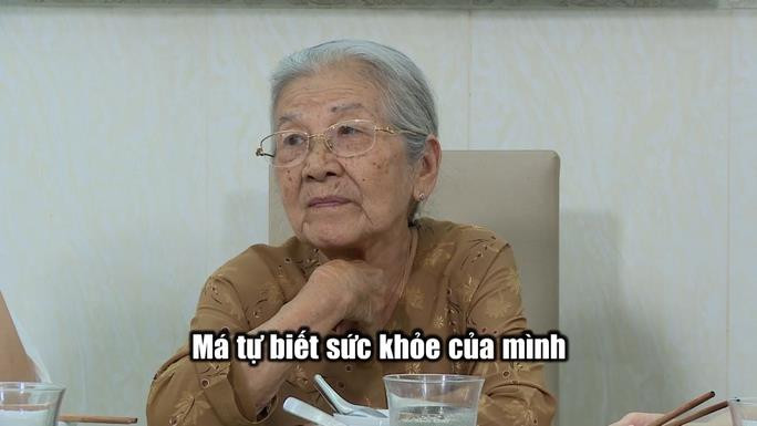 Nỗi ân hận của người bà quốc dân Phi Điểu ở tuổi 89 - Ảnh 3. NSƯT Phi Điểu tuổi 89 vẫn tự chạy xe đi diễn, không quan tâm cát-sê - 3