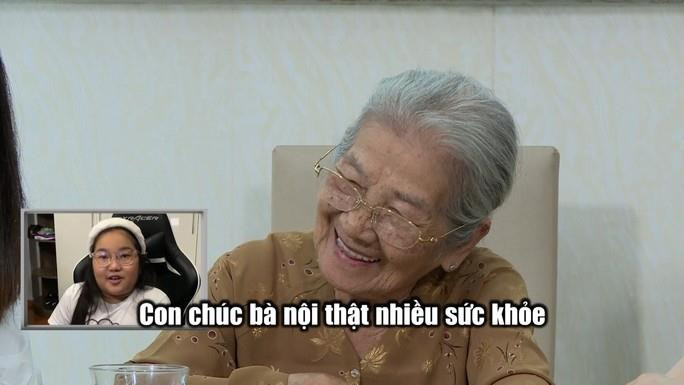 Nỗi ân hận của người bà quốc dân Phi Điểu ở tuổi 89 - Ảnh 2. NSƯT Phi Điểu tuổi 89 vẫn tự chạy xe đi diễn, không quan tâm cát-sê - 2