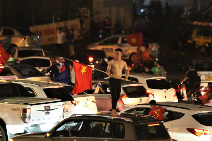 Hàng triệu người hâm mộ ăn mừng U23 Việt Nam vô địch SEA Games 31 - 13