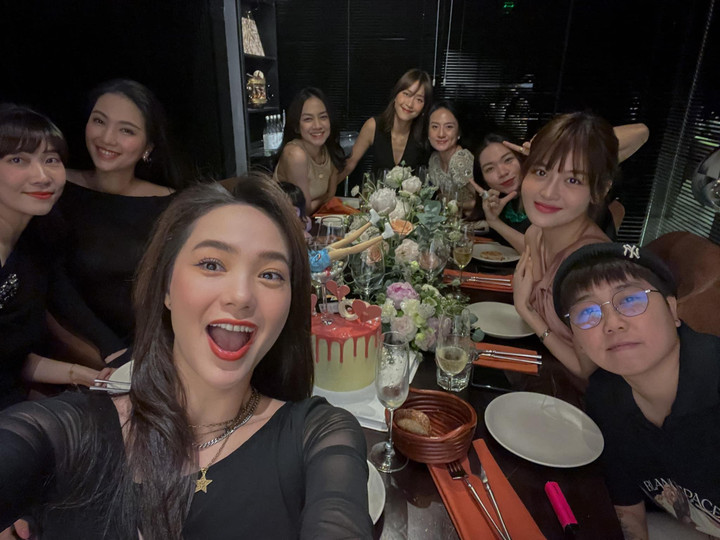 Sao Việt 22/5: Minh Hằng bất ngờ khi được tổ chức tiệc độc thân - 2