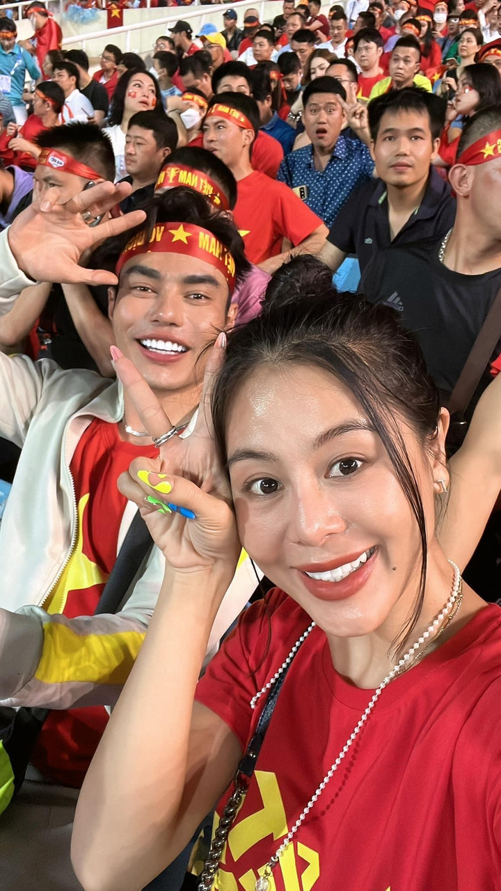 Hoa hậu Thuỳ Tiên cùng dàn sao đi bão ăn mừng U23 Việt Nam vô địch SEA Games 31 - 10