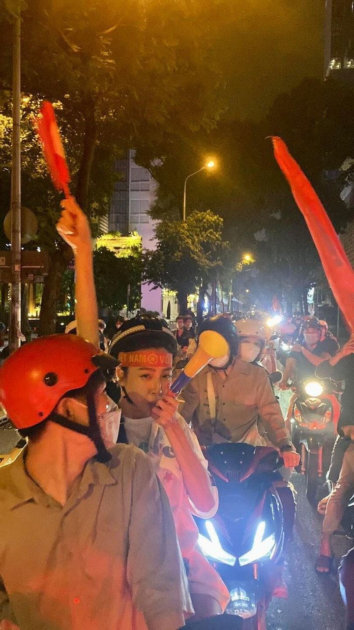 Hoa hậu Thuỳ Tiên cùng dàn sao đi bão ăn mừng U23 Việt Nam vô địch SEA Games 31 - 1