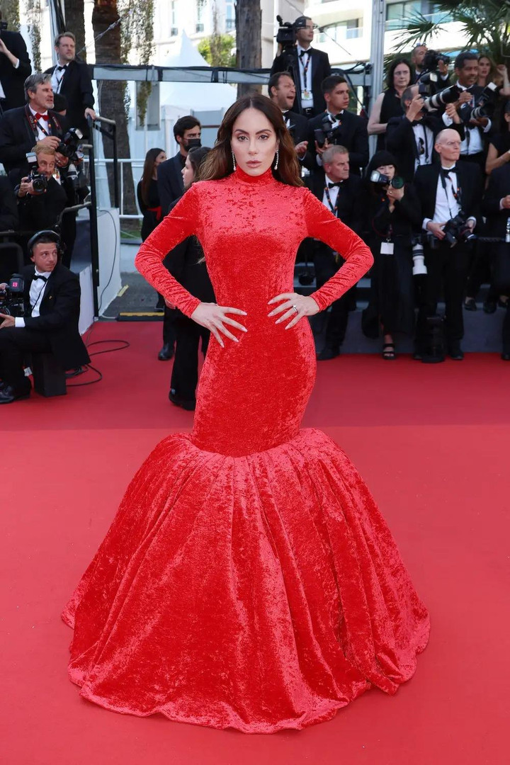 Những bộ váy xấu xí trên thảm đỏ Cannes 2022 - 10