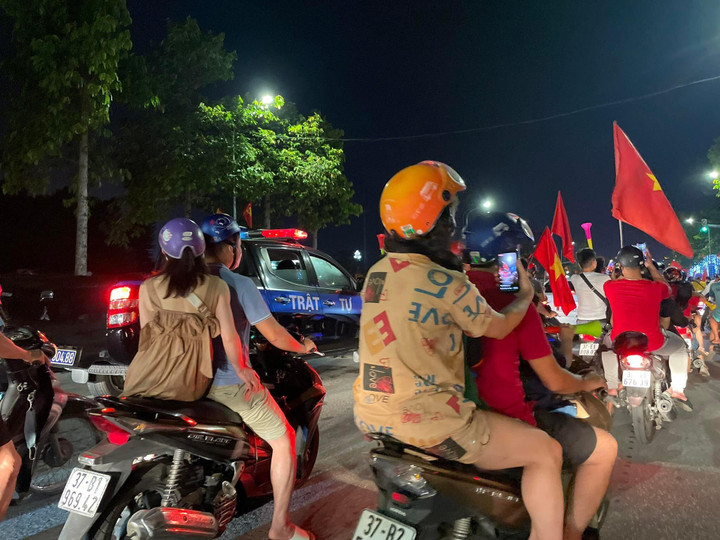 Hàng triệu người hâm mộ ăn mừng U23 Việt Nam vô địch SEA Games 31 - 25