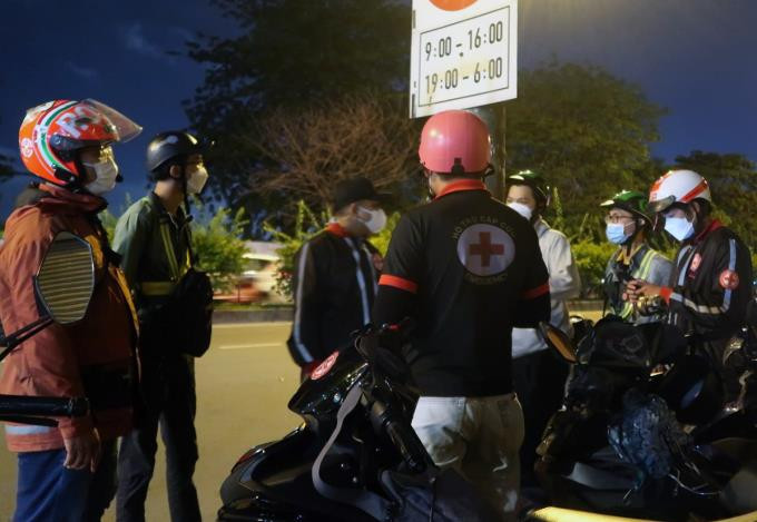 TP.HCM: Nhóm 'Hỗ trợ cấp cứu' mở đường xe cứu thương tiềm ẩn nhiều tai nạn - 1