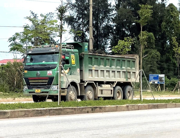 Xe tải dán logo 'lạ' vô tư cơi nới thành thùng, đông như đi trẩy hội ở Nghi Sơn - 9